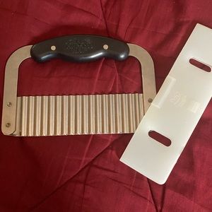Pampered Chef crinkle cutter